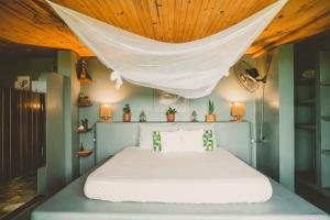 1 dormitorio con 1 cama con mosquitera en CASA MiA, en Moreré