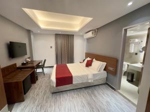 Postel nebo postele na pokoji v ubytování Hotel Omni Residency Baridhara