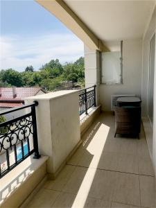 - Balcón de un edificio con vistas a la ciudad en Private Super apartments by sea in Apart Hotel ! en Pomorie