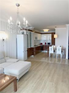 sala de estar con sofá blanco y mesa en Private Super apartments by sea in Apart Hotel ! en Pomorie