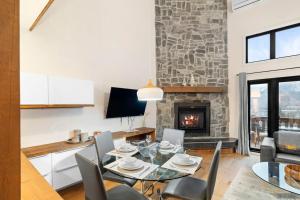 Posezení v ubytování Country Chic Condo with Views of Mont-Tremblant
