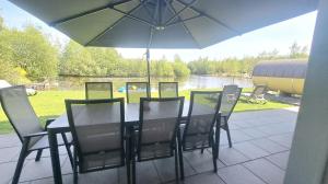 Fotografie z fotogalerie ubytování Ferienhaus am See mit Panorama Außensauna, hauseigenem Tretboot uvm. v destinaci Twist