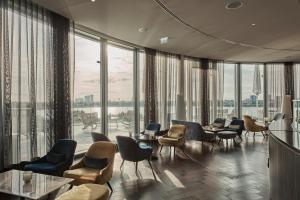 Χώρος καθιστικού στο The Fontenay Hamburg