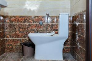 La salle de bains est pourvue de toilettes et d'un lavabo. dans l'établissement Akash Wani Home Stay, à Rishikesh