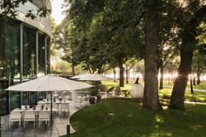Κήπος έξω από το The Fontenay Hamburg