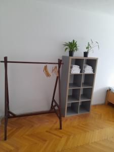 stoisko ze stołem i półką w obiekcie Room for women or couples w Lublanie