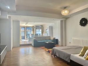 A seating area at White Rose Guest Rooms