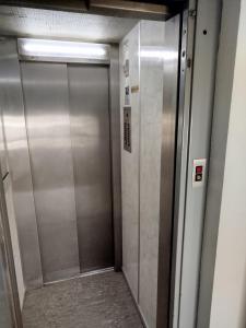 una puerta de un ascensor metálico en un tren del metro en ushuaia, en Castellón de la Plana