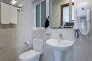 A bathroom at THE OSiRiS
