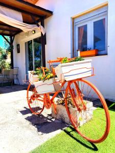 un vélo orange garé devant une maison dans l'établissement Villa Daita 1, à Granadilla de Abona