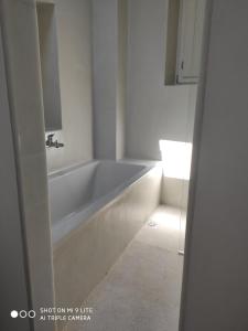 Koupelna v ubytování White cycladic town house with sea vew