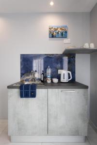 A kitchen or kitchenette at THE OSiRiS