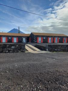 Cais do MouratoOcean Breeze的一排红白相间的门楼