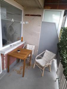 patio ze stołem i krzesłem na balkonie w obiekcie Room for women or couples w Lublanie