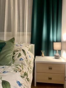 Posteľ alebo postele v izbe v ubytovaní Chillout Airport Apartment KL33 - air condition & free parking