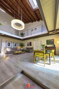una gran sala de estar con una mesa amarilla y un sofá. en B&B Cubbaita, en Palermo