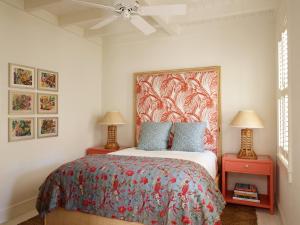 - une chambre avec un grand lit et 2 tables de chevet dans l'établissement Eleven Bahama House, à Harbour Island