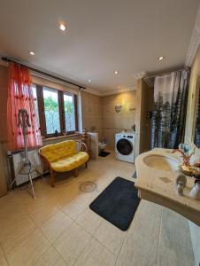 łazienka z umywalką i kanapą w pokoju w obiekcie Casa de vis Miriam w mieście Dîrlos