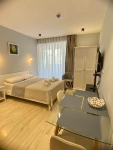 Un dormitorio con una cama y una mesa dentro. en Premium palace apartments, en Batumi