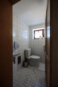 A bathroom at Biergasthof Riedberg