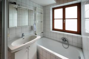 A bathroom at Biergasthof Riedberg