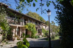 una farola delante de un edificio en Aldea Rural Santo André, en Congostro