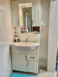 y baño con lavabo blanco y espejo. en White Rose Guest Rooms, en Burgas