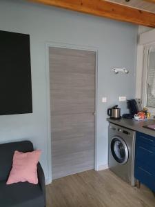 een deur in een kamer met een wasmachine bij Nuits & Jours Duplex à Nuits Saint Georges in Nuits-Saint-Georges