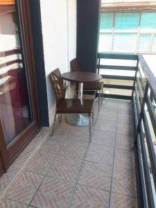uma mesa e uma cadeira numa varanda em Apartman Break 2 em Bijeljina
