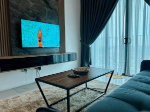 Μια τηλεόραση ή/και κέντρο ψυχαγωγίας στο Suite BigStudio @Meritus Residensi +6 φωτογραφίες