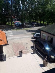 een zwarte auto geparkeerd op een oprit naast een huis bij Apartman Break 2 in Bijeljina