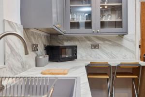 Η κουζίνα ή μικρή κουζίνα στο Flat 5 Minutes From The Beach - Street Parking