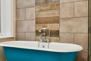 Ένα μπάνιο στο Flat 5 Minutes From The Beach - Street Parking