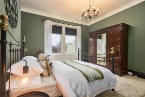 Ένα ή περισσότερα κρεβάτια σε δωμάτιο στο Flat 5 Minutes From The Beach - Street Parking