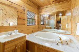 ein großes Badezimmer mit zwei Waschbecken und einer Badewanne in der Unterkunft Grand View Lodge in Pigeon Forge