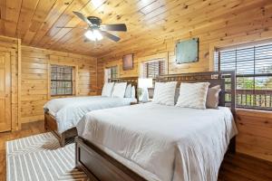 1 Schlafzimmer mit 2 Betten und einem Deckenventilator in der Unterkunft Grand View Lodge in Pigeon Forge