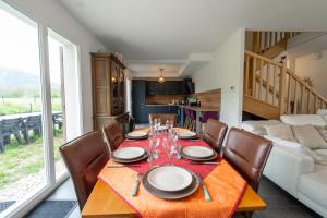 comedor con mesa y sillas en Le Doux Paradis - Maison 4 Chambres en Doussard