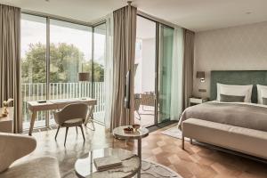Ένα ή περισσότερα κρεβάτια σε δωμάτιο στο The Fontenay Hamburg