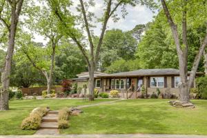 une maison avec un jardin devant dans l'établissement Spacious Atlanta Home with Yard about 9 Mi to Downtown, à Atlanta