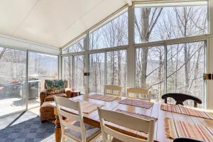 un giardino d'inverno con tavolo, sedie e finestre di Jeffersonville Home with Deck Near Hiking and Climbing a Jeffersonville