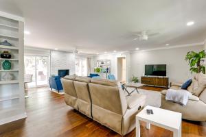 un salon avec un canapé et une télévision dans l'établissement Spacious Atlanta Home with Yard about 9 Mi to Downtown, à Atlanta