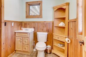 un bagno con un water e un lavandino di Jeffersonville Home with Deck Near Hiking and Climbing a Jeffersonville Altre 24 foto