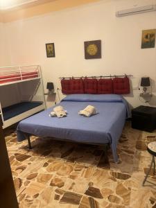 1 dormitorio con 1 cama con 2 toallas en Alghero Budget Automated check in, en Alghero