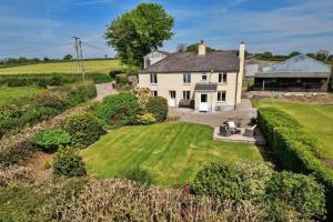 eine Luftaufnahme eines Hauses mit Garten in der Unterkunft Finest Retreats - Cutkieve Farm Cottage in Middlehill