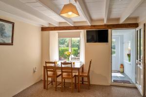 ein Esszimmer mit Tisch und Stühlen in der Unterkunft Finest Retreats - Cutkieve Farm Cottage in Middlehill