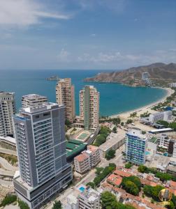 een luchtzicht op een stad en de oceaan bij Hermoso Apartamento tipo Loft en Rodadero Santa Marta in Santa Marta