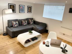 a living room with a couch and a table at Prospect Apartment, 3 Guests, Free Parking & Wi-Fi in Reading