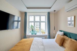1 dormitorio con cama y ventana en Cherryy en Copenhague