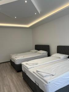 Postel nebo postele na pokoji v ubytování Davud Apartments