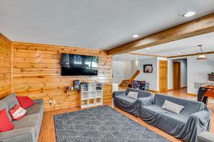 ein Wohnzimmer mit 2 Sofas und einem Flachbild-TV in der Unterkunft Huge Family Home with Pool - 13 Mi to Lake Michigan! in LaPorte